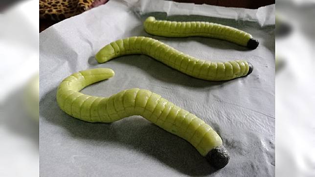 這3隻又大又肥美的綠色菜蟲，不少人看到嚇了一跳。(圖／翻攝自「臻麻的創意食驗室」臉書粉絲團)
