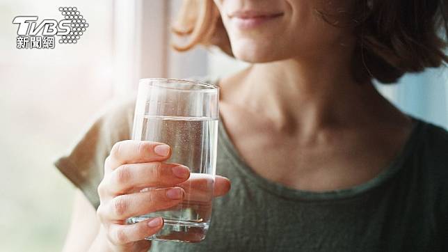 美國德州一名丈夫叮懷孕的嚀妻子多喝水，妻子調查後發現水中竟添加了墮胎藥物。（示意圖／Shutterstock達志影像）
