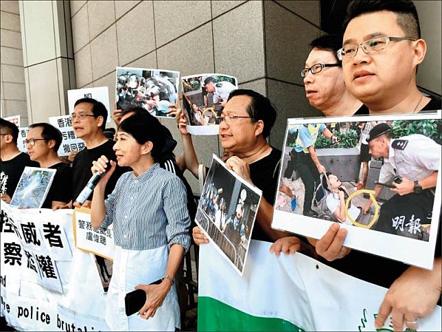 香港泛民主派立法會議員毛孟靜(前排中)15日前往警察總部，要求對金鐘衝突期間過度執法的警員究責。(法新社)
