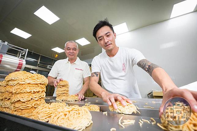 林福清（左）是福昇食品的第四代，他出身傳承百年的製麵世家，對麵類產品頗有天分。右為兒子林揚茗。