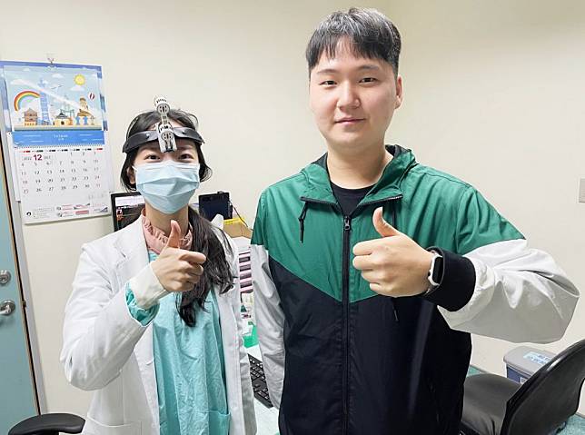 韓國男大生長期鼻塞，醫師吳佩璇進行新式功能性鼻整形手術後改善。（記者陳金龍攝）