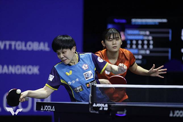 鄭怡靜(左)和李昱諄以直落三解決羅馬尼亞組合，挺進女雙8強。(取自WTT官網)