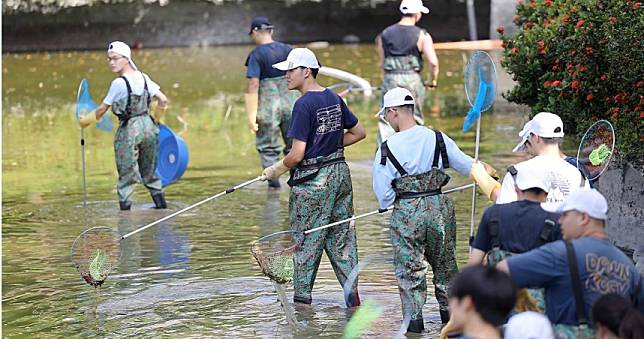 成大成功湖15年未清淤！學生今下水開挖　「紅魔鬼、忍者龜」全現蹤