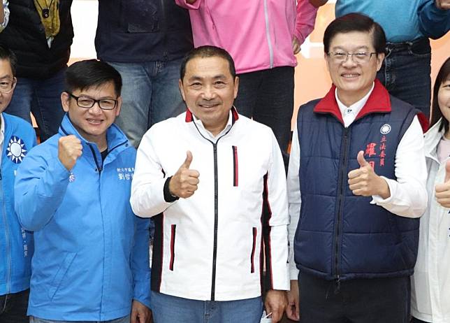 新北市議員劉哲彰（左）退出初選，現任立委羅明才（右）感謝並強調，2024團結重返執政。（圖：羅明才臉書）