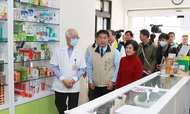 台南市長率團隊替藥師加油打氣。（圖片來源／台南市政府）
