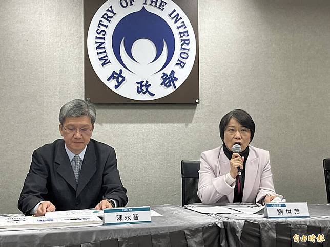 針對調查局函文內政部一事指有部分國人領有「中國居民身分證」或「居民戶口簿」，內政部長劉世芳今表示，調查局確實用密件送來，移民署正在調查當中，會按照調查程序處理，由移民署發通知，請對方說明相關資訊是否正確。(記者李文馨攝)