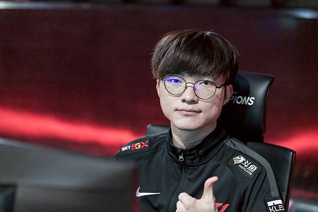 Faker為Uzi退役送上祝福。   圖：翻攝自 League of Legends Champions Korea flickr