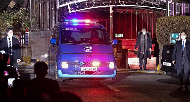 A motorcade carrying impeached South Korean President Yoon Suk-Yeol is pictured after Yoon attended a hearing at the Seoul Western District Court in Seoul, South Korea, Jan. 18, 2025. (Xinhua/Jun Hyosang)