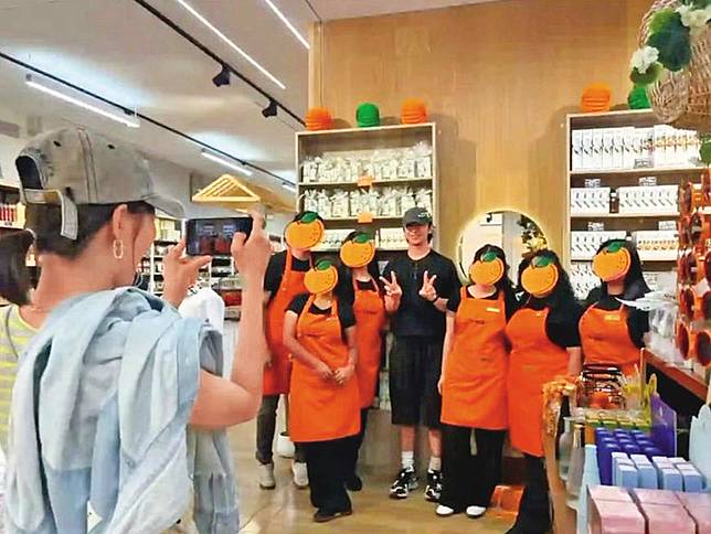 網友目擊陳柏霖和粉絲合影，掌鏡人是女友庭瑄（左）。（翻攝自時尚音浪花小娛小紅書）