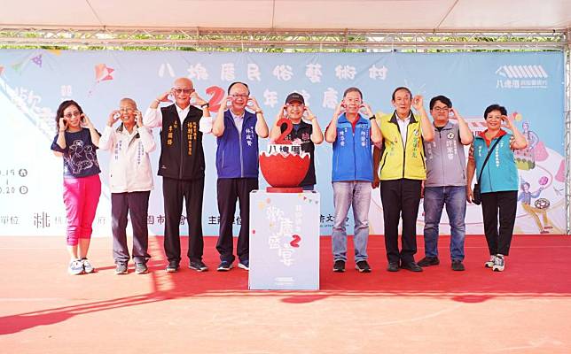 桃園市政府文化局長邱正生帶領貴賓敲開紅蛋，祝福「囍迎週年•歡慶盛宴」館慶活動順利圓滿。圖：李春台攝