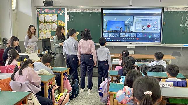 文德國小與日本久本小學雙方學生透過線上工具互相交流。（新北市教育局提供）
