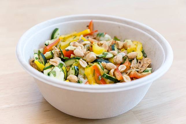 （取自 2018 © Marco Verch, healthy food from vegetables like peppers and cucumber, peanuts and herbs @ Flickr, CC BY-SA 2.0.）