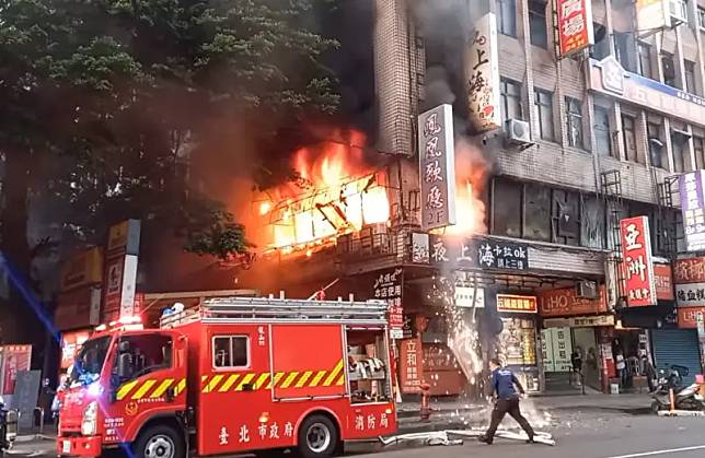 20日清晨6時許，台北市西門町漢口街五福大樓，驚傳發生火警。（圖／翻攝我是萬華人）