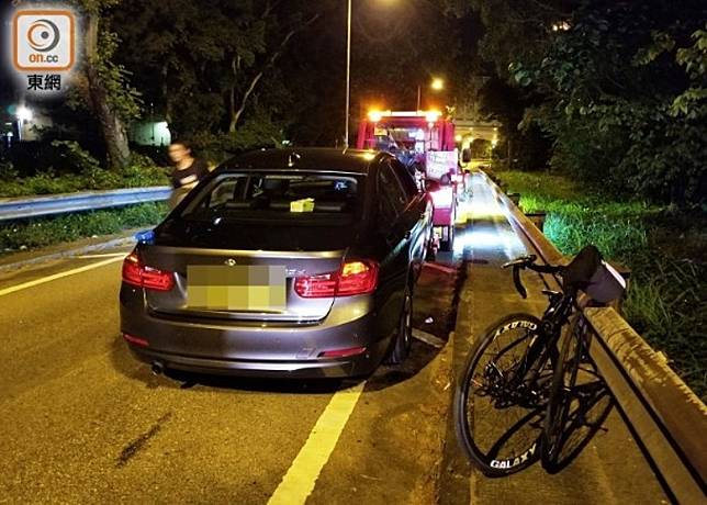 男童推單車過馬路捱私家車撞。