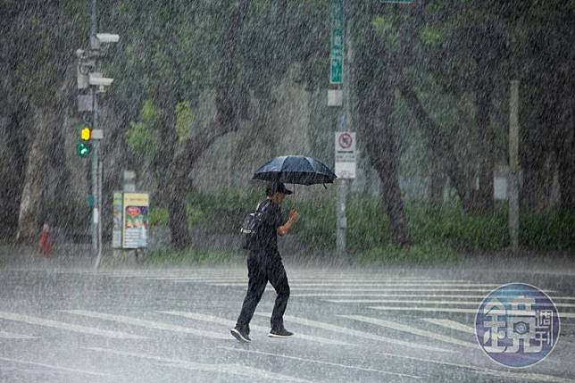 今晚起各地受滯留鋒面及西南氣流影響，將迎來不輸颱風的雨勢。（本刊資料照）