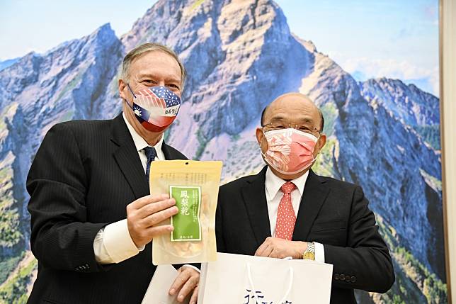 行政院長蘇貞昌3日下午提供蓬佩奧所率訪賓具台灣特色的鳳梨乾。   圖：行政院提供