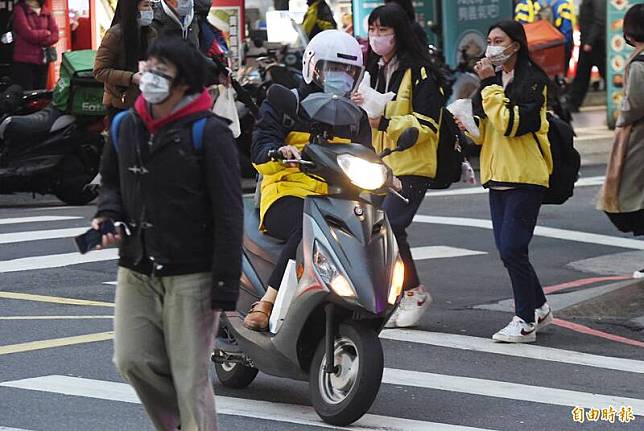 警政署指出，針對車輛轉彎、直行時不禮讓行人優先通過，應依「道路交通管理處罰條例」第44條第2項處罰，並行文各警察機關遵守。(資料照)