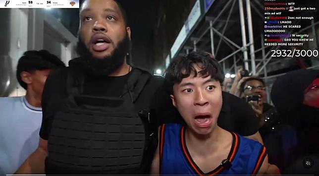 Ray今現身紐約街頭與民眾一同觀看NBA總冠軍賽事，顯然早被紐約的熱情給嚇到。（圖／Twitch@rayasianboy）