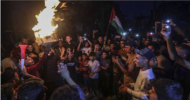 拉法的巴勒斯坦平民6日晚間慶祝哈瑪斯接受埃及和卡達提出的停火方案，但納坦雅胡稍晚重申，還是會進軍拉法。（圖／達志／美聯社）