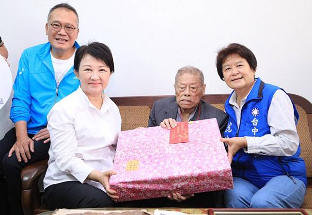 台中市長盧秀燕昨日拜訪百歲人瑞游榮阿公，兌現連任後第一個重陽節一定要來探望阿公的承諾。（記者陳金龍攝）