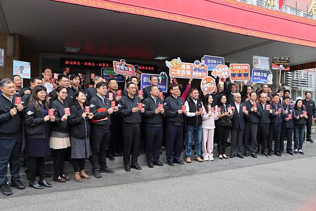 二十四日是公家機關春節前最後上班日，苗栗縣長鍾東錦奔走縣府各局處發送新春福袋，提前向員工賀年。（記者謝國金攝）