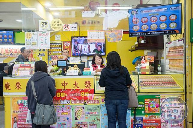2月12日威力彩「第115000013期頭獎」，分別在新竹市及新北市開出，頭獎開出13.5億元高額獎金，由兩注均分。（本刊資料照）