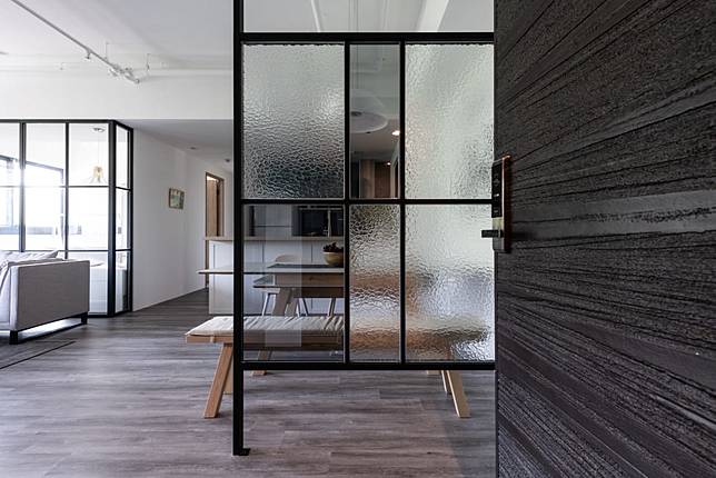 
4.創意玻璃屏風。這款屏風非常有特點，不僅有效地區隔入口處的空間，還是整個客廳的點睛之筆，兩種不同玻璃的透視效果可以讓人感受到一種獨特的張力。

Credits: homify / <a href=