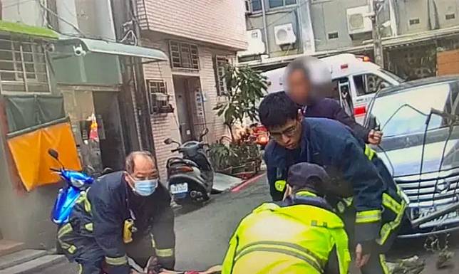 新北市中和區某男大生自6樓教室墜落，掉到地面花圃圍牆邊，送醫搶救後目前生命徵象穩定
。