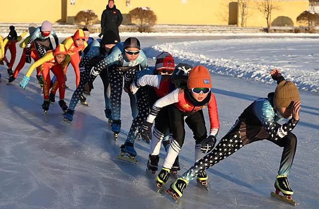 Students of speed skating team participate in training at the Shuixigou middle school in Urumqi County, northwest China's Xinjiang Uygur Autonomous Region, Dec. 20, 2023. (Xinhua/Li He)