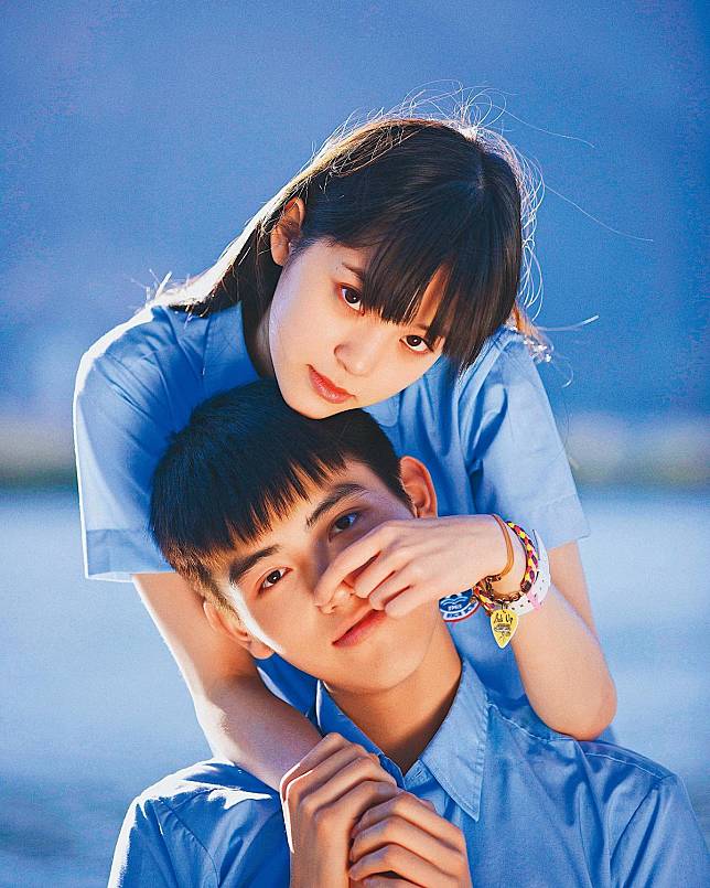 歐陽娜娜（後）與導演陳凱歌的兒子陳飛宇（前），曾因合拍電影《秘果》交往，陳凱歌夫婦都很喜歡她。（翻攝自《秘果》微博）