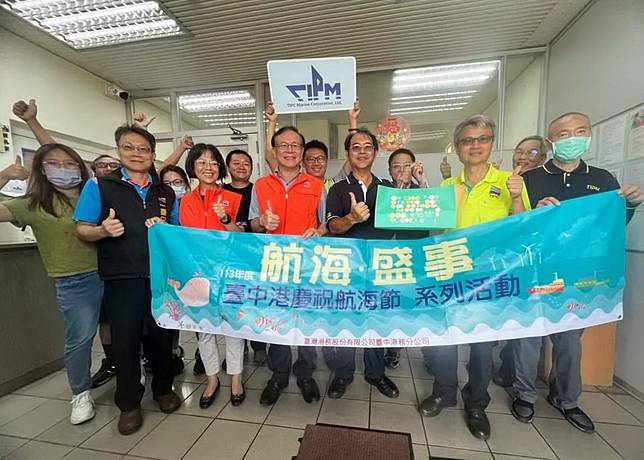 為慶祝航海節，台中港務分公司總經理陳榮聰六日率隊前往港勤公司慰勞員工，並致贈食品禮盒感謝辛勞，讓同仁「暖在心」。（記者陳金龍攝）