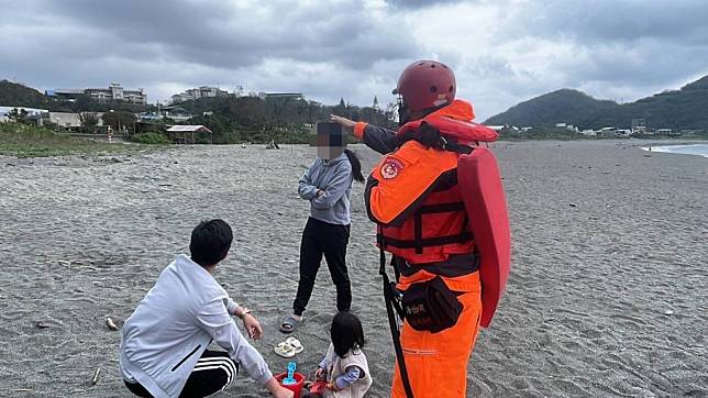 海巡人員在海岸為民眾宣導遊憩安全。（第一岸巡隊提供）