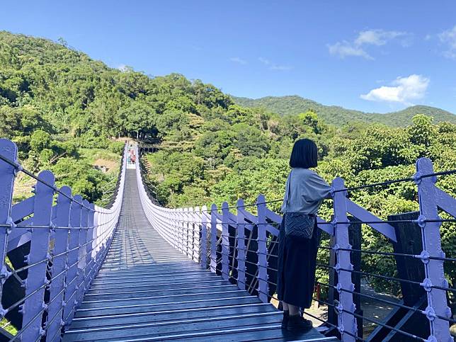 白石湖社區內最著名的景點之一～白石湖吊橋，宛如巨龍空中飛舞。（記者吳靈芬攝）