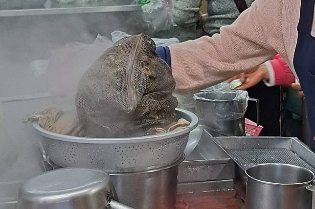 宜蘭羅東夜市「阿灶伯羊肉湯」被質疑拿洗衣袋燉湯，衛生局稽查結果出爐。（圖／翻攝自臉書）