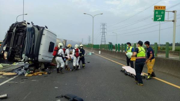 台61彰化線西段北上路段發生槽車翻覆事件，因為槽車運載為有毒物質，封閉處理中。(記者劉曉欣翻攝)