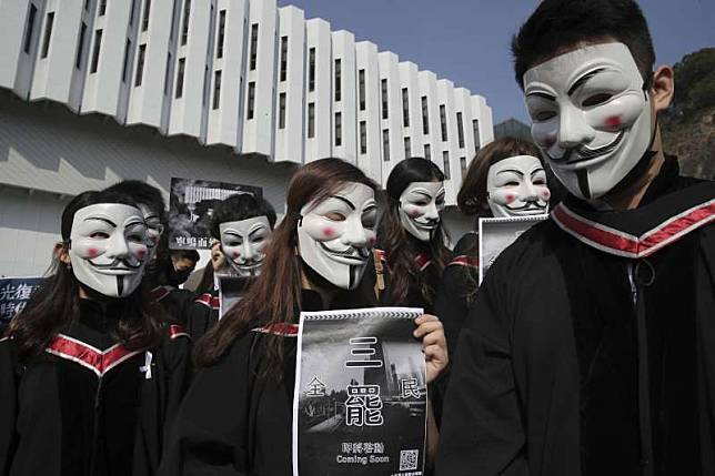 11月7日畢業典禮上，香港中文大學學生戴上面具，悼念在反送中運動中疑似墜樓身亡的22歲學生周梓樂。（AP）