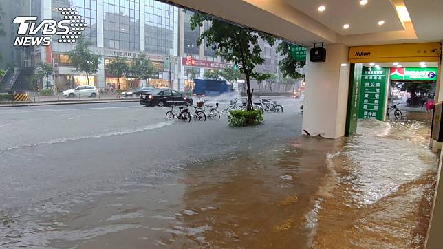 大雷雨報到，台北市南京東路已嚴重淹水。圖／TVBS