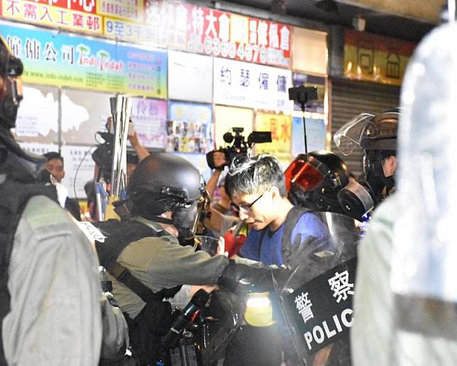 一男子在大棠路被警方制服(商台新聞 鄭律銘攝)
