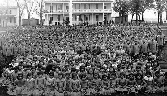 1900年美國賓州一所「印地安寄宿學校」的學童。翻攝wiki/American Indian boarding schools