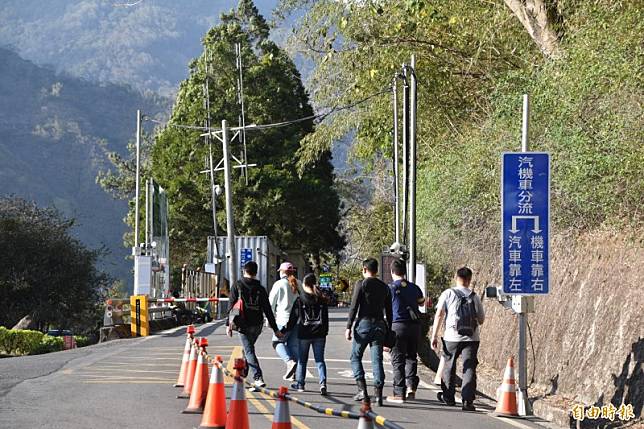 南橫梅山口今天湧現旅遊人潮。(記者蘇福男攝)