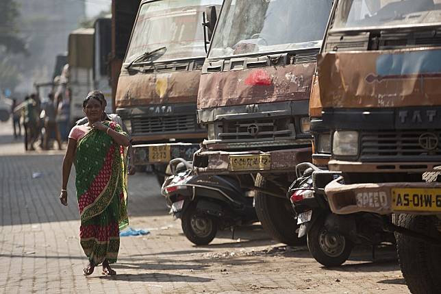 印度女權低落，在民風保守的地區男女無法一起工作，因此庫瑪里姊妹經營男性理髮店的情況很少見。（美聯社）