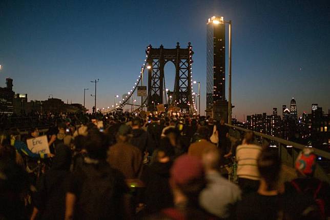 ▲抗議者聚集在曼哈頓大橋。（圖／翻攝自《紐約時報》）