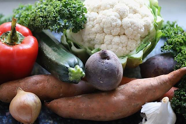 醫生建議寒流時可多吃地瓜等高纖蔬果，並避免燻火腿等高鈉食物，以利控制血壓。翻攝Pixabay