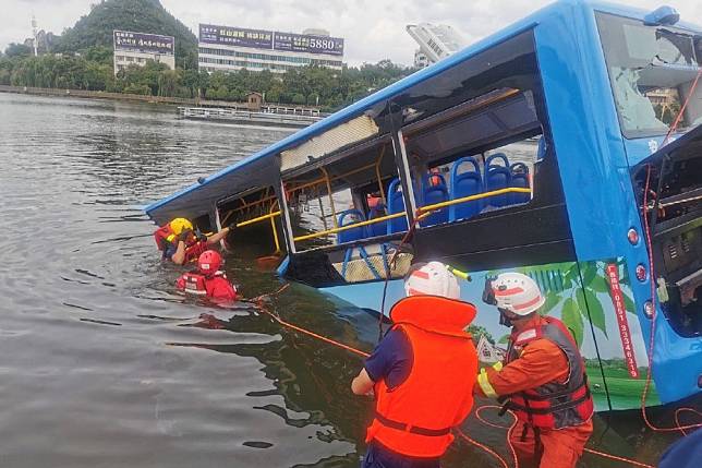 貴州安順7日發生公車失控衝入水庫，造成21人不幸死亡的慘劇。（圖片取自貴州消防微博）