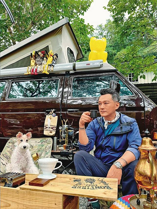 何篤霖早就提前預習退休生活，經常開著露營車四處遊覽。（翻攝自何篤霖臉書）