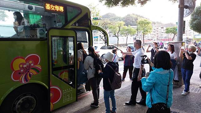 大都會客運自4月10日起在基隆女中上課期間每天下午放學後，開駛1班由基女直達市府轉運站的師生專車；總經理李建文今天現場了解開車情形。 圖：大都會客運提供