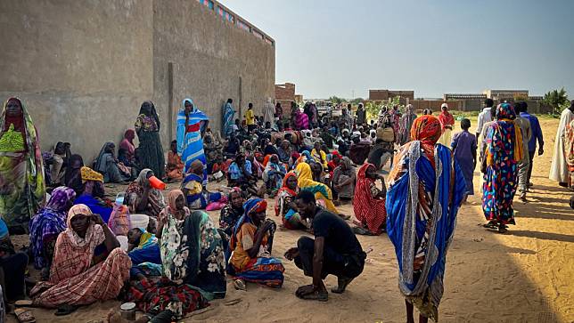 蘇丹內亂持續3個月未見停止跡象，國際刑事法院宣布介入調查。圖為蘇丹難民上月16日在西達佛等待「無國界醫生」診療。路透社