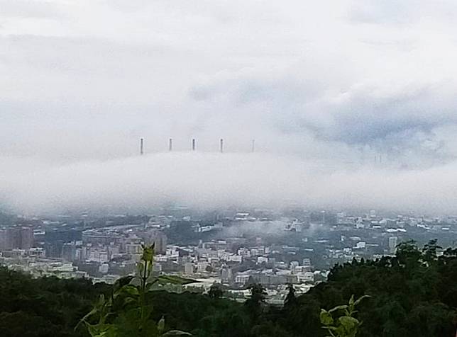 台中港天空昨日驚現橫著走的滾軸雲，低空飄浮向前進，令人驚艷。（記者陳金龍攝）