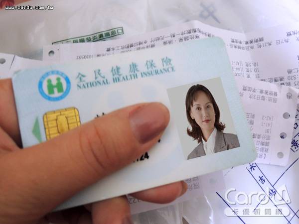 即日起新申辦、換補發健保卡者，除了新生兒、顏面傷殘、身心障礙外，都須要檢附照片(圖/卡優新聞網)