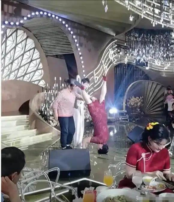 แม่เจ้าบ่าวฟิตจัด โชว์ท่ายากกลางงานแต่ง ชาวเน็ตวิจารณ์ยับขาดกาลเทศะ